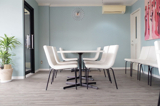 カフェと併設した明るい店内