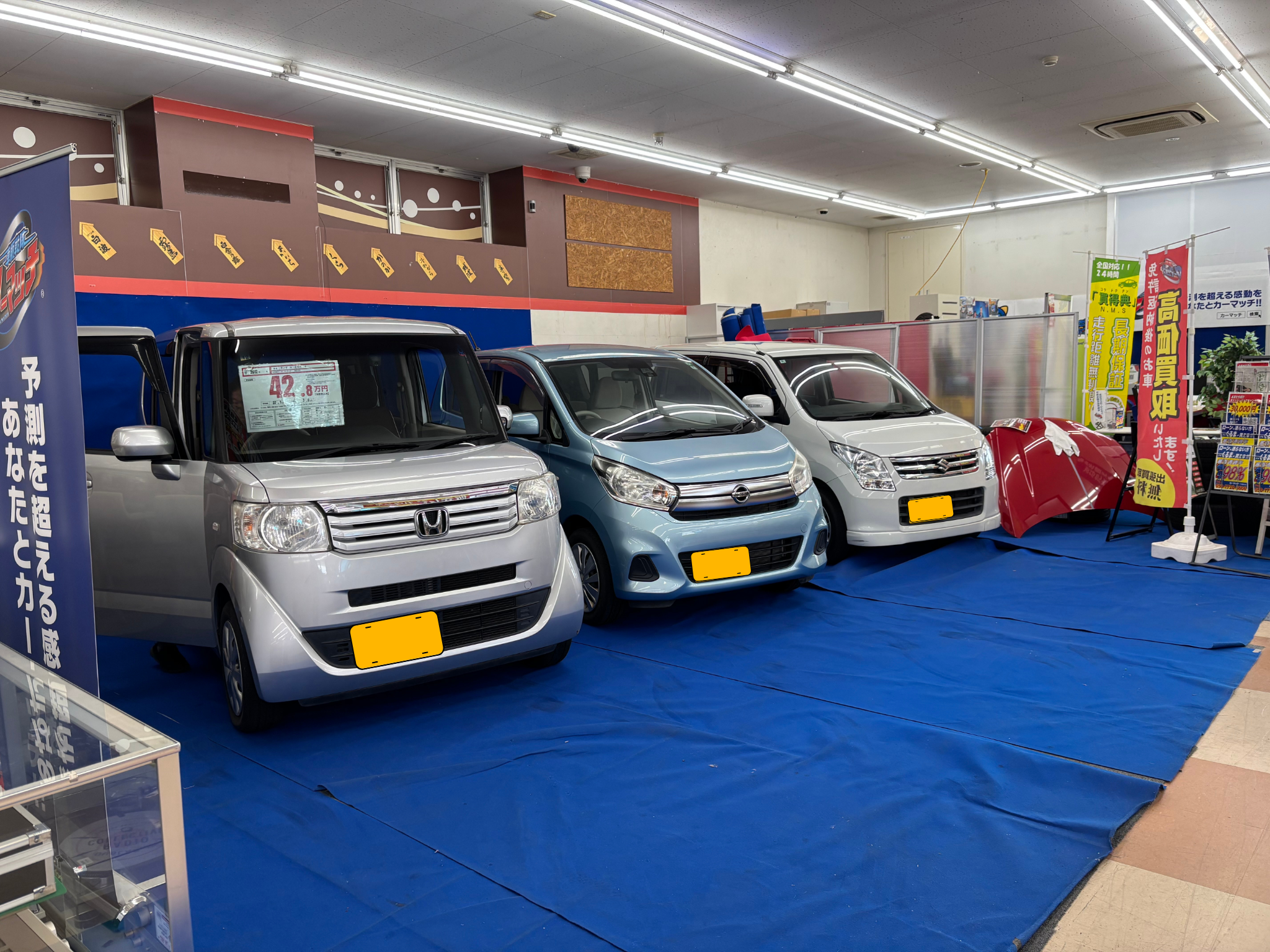 リサイクルショップの中に車が！！