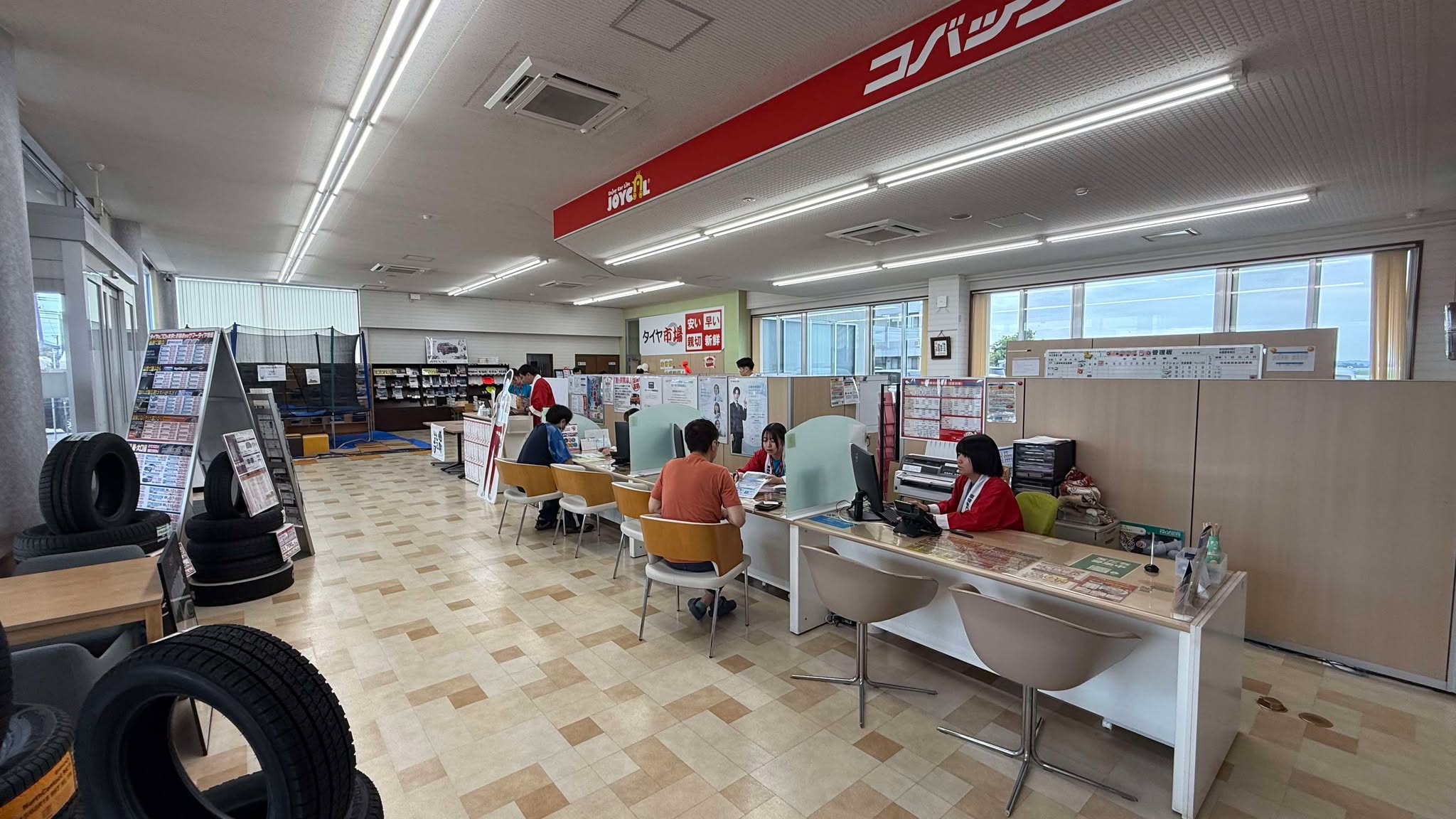 明るく広々とした店内