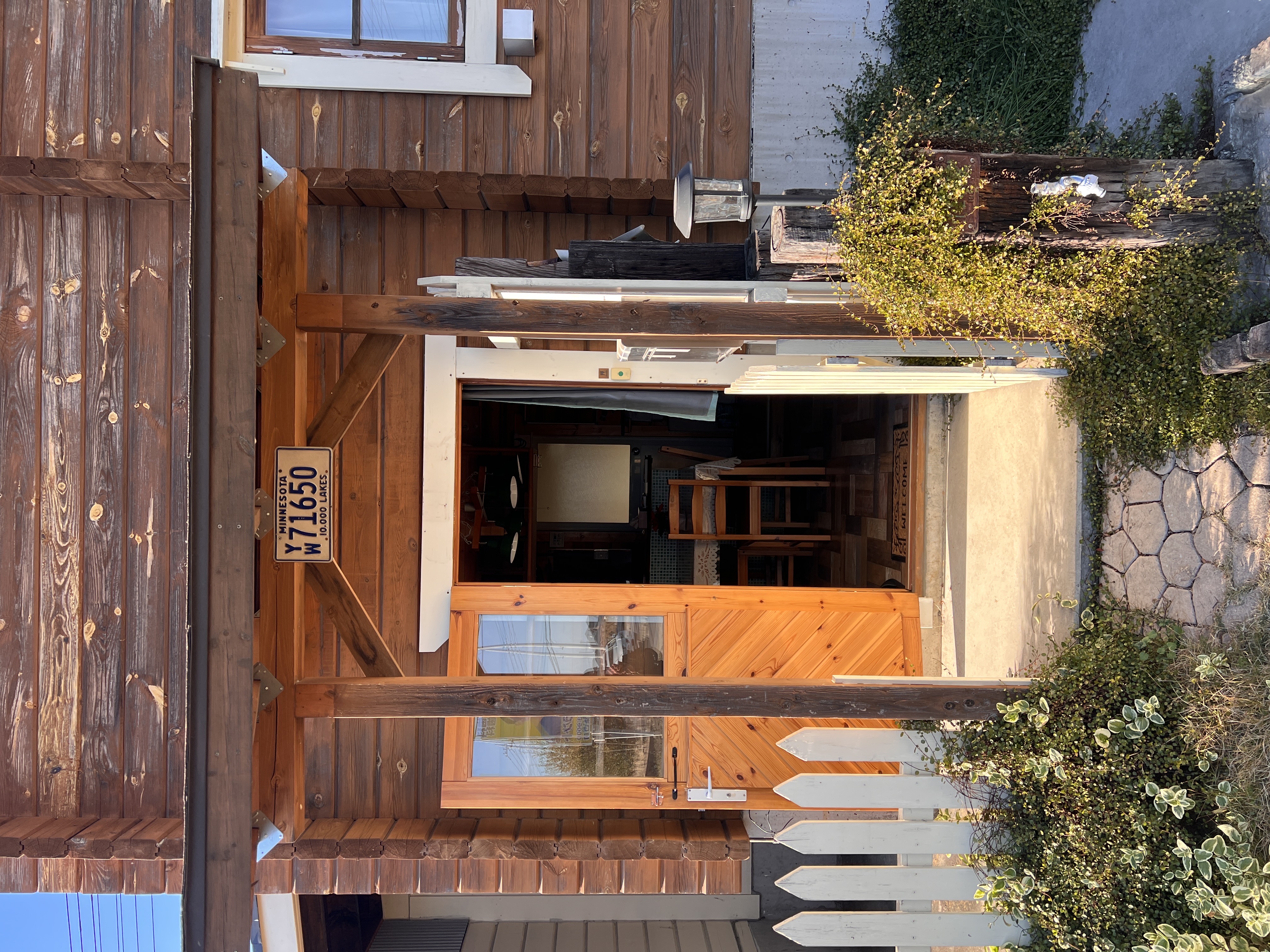 温かみのあるログハウス風店舗で皆様をお待ちしております♪