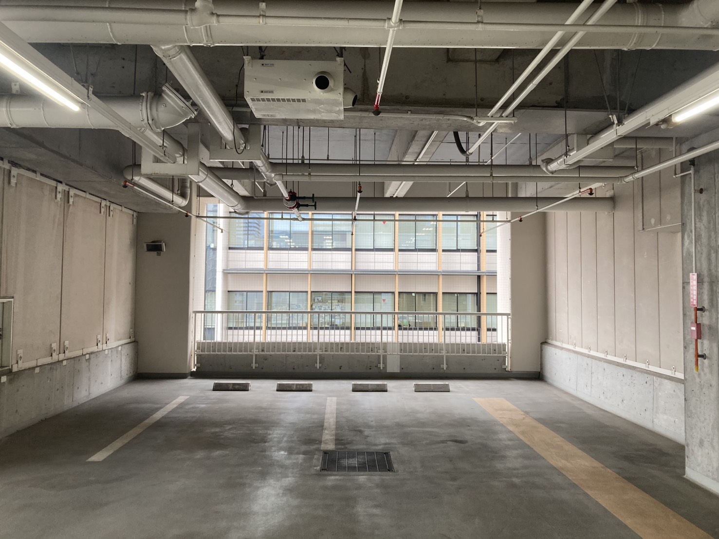 アスタくにづか３番館5階に専用駐車場あります。