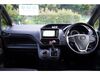 車内は広くおしゃれなデザインです。
