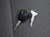 【キーレス】少し離れた場所からでもボタン一つでドアの開錠・施錠ができるのでとっても便利。ドアの鍵穴周りに傷をつけることもありません