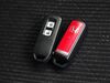 【スマートキーシステム】携帯したスマートキーを取り出すことなく、ドアの施錠・解錠が可能で、ワンプッシュでエンジンがスタート！
