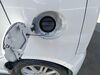 車体左側に配置された給油口は、開閉しやすく安全設計。