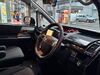 高級感あふれる内装と、使いやすさを両立した運転席です。【ヴォクシー】