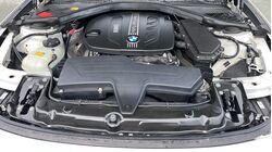 BMW TwinPower Turboエンジンルームの高性能エンジン画像｜中古車点検中｜カーマッチ神奈川南足柄店