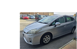 プリウス【バックカメラ】【メモリーナビ】