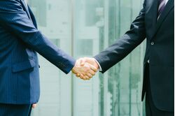 ・車両とスタッフの相談風景