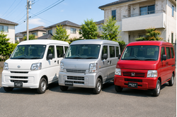 横並びに駐車されたハイゼットカーゴ・エブリイ・アクティバンの3台。江戸川区で軽バンを比較検討するイメージ。