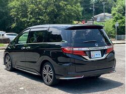 自社ローンの仕組みを説明する中古車販売店MiXの商談風景