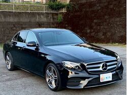 ブラックでも車が必要な理由を相談するお客様とスタッフの様子