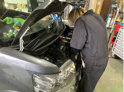 カーマッチの整備士がエンジンルームを点検している様子