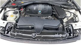 BMW TwinPower Turboエンジンルームの高性能エンジン画像｜中古車点検中｜カーマッチ神奈川南足柄店