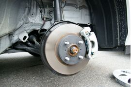 ブレーキパッドを交換している整備士の手元写真