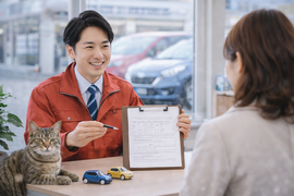 岐阜美濃加茂で自社ローンによる中古車購入を相談するお客様とスタッフの安心感ある接客風景