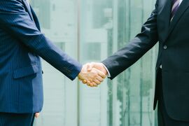 ・車両とスタッフの相談風景