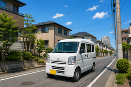 江戸川区の住宅街を走る軽バン｜自社ローン専門カーマッチ江戸川店