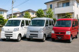 横並びに駐車されたハイゼットカーゴ・エブリイ・アクティバンの3台。江戸川区で軽バンを比較検討するイメージ。