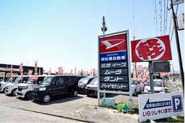 青空の下に軽自動車が並ぶカーマッチ店頭の様子