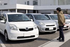 手頃な価格帯の中古車が並ぶ販売店