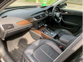 アウディの高級感ある木目調インテリアとブラックレザーシートの車内