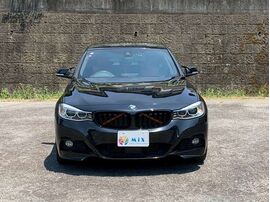 「車が欲しいけれどお金が不安な方へ、MiXが自社ローンで解決する仕組みを説明するイメージ画像」