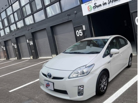 トヨタ プリウス（ZVW30）パールホワイトの外装写真。人気の30系後期モデル、社外アルミホイール付き