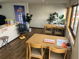 福岡の自社ローン中古車販売店カーマッチの清潔な店内商談スペース