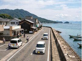 淡路島での暮らしに合う車選びを解説。通勤・買い物・子育て・移住後の生活に合わせて、軽自動車、コンパクトカー、SUVの選び方や燃費・維持費・潮風対策のポイントを紹介します。