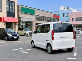 淡路島で長期間車に乗らない方へ。バッテリー上がり、タイヤの空気圧低下、湿気や潮風による劣化を防ぐための保管方法と事前準備を解説します。