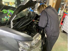 カーマッチの整備士がエンジンルームを点検している様子
