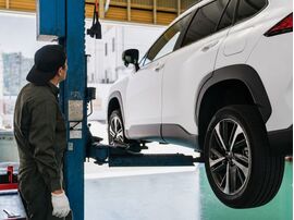 淡路島で自社ローンの中古車購入を検討中の方へ。購入後の故障や車両保証、アフターサービスの確認ポイントを解説。保証内容や修理時の相談先を事前に把握し、安心して車に乗り続けるための考え方を紹介します。
