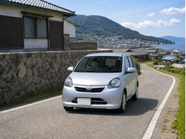 淡路島の細い農道や坂道、カーブ、海沿いの道で運転に不安を感じる方へ。淡路市・洲本市・南あわじ市の道路環境を踏まえ、車幅、小回り、視界、坂道での走りやすさなど、コンパクトカー選びのポイントを解説します。