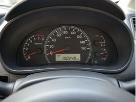 10万kmを超えた中古車は本当に寿命なのでしょうか。走行距離だけでは判断できない理由や、整備記録簿、消耗品の交換歴、エンジン・足回りの確認ポイントを解説します。淡路島で価格を抑えたコンパクトカーを探している方も、購入前にご確認ください。