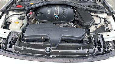 BMW TwinPower Turboエンジンルームの高性能エンジン画像｜中古車点検中｜カーマッチ神奈川南足柄店