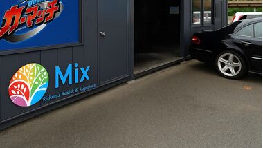 カーマッチ神奈川南足柄店の自社ローンで安心して中古車を購入するお客様 カーマッチ神奈川南足柄店の自社ローンで安心して中古車を購入するお客様