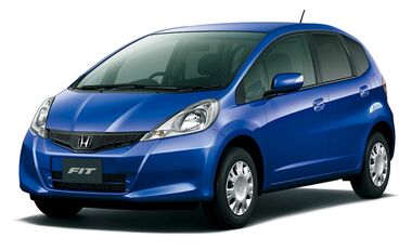 広島廿日市の自社ローン中古車販売店カーマッチ外観と夏の青空