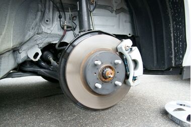 ブレーキパッドを交換している整備士の手元写真 ブレーキパッドを交換している整備士の手元写真