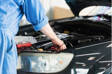 MiXのAI整備システムで点検される中古車の写真 MiXのAI整備システムで点検される中古車の写真