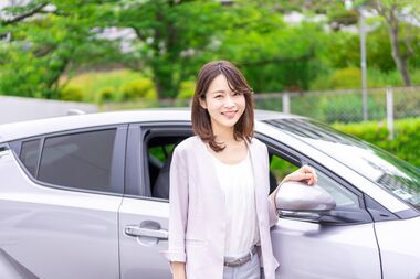 自己破産や滞納があっても車が買えることを紹介するカーマッチ千葉柏店の自社ローン案内メッセージと、販売スタッフから車の鍵を受け取る女性の様子を写した画像。自社ローンで現在の生活状況や支払い意思を重視し、再チャレンジを応援する姿を表現。
