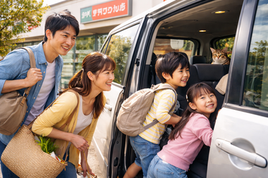 家族でファミリーカーに乗り込む様子のイメージ 家族でファミリーカーに乗り込む様子のイメージ