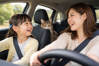 お母さんと子どもが楽しそうにドライブしている車内の様子 お母さんと子どもが楽しそうにドライブしている車内の様子