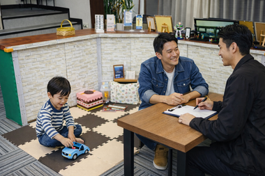 キッズスペースで子どもが遊ぶ間に親が安心して商談できる中古車店の店内風景｜カーマッチ岐阜美濃加茂店