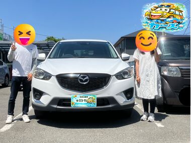 青空の下で納車記念撮影。白いSUVと笑顔のお客様。カーマッチの自社ローンで感謝の納車シーン 青空の下で納車記念撮影。白いSUVと笑顔のお客様。カーマッチの自社ローンで感謝の納車シーン