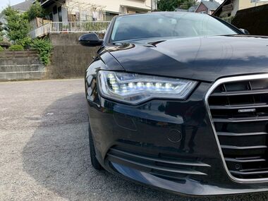 整備士が中古車のエンジンオイルを点検している様子