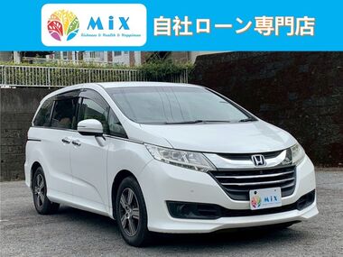 中古車を選ぶ若いカップルと販売スタッフの笑顔の商談風景|カーマッチ神奈川南足柄店 中古車を選ぶ若いカップルと販売スタッフの笑顔の商談風景|カーマッチ神奈川南足柄店