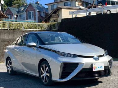 自社ローンの相談に対応するスタッフと資料、安心して説明を受けられる店内の様子」 自社ローンの相談に対応するスタッフと資料、安心して説明を受けられる店内の様子」