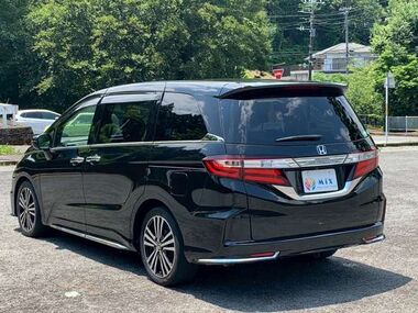 自社ローンの仕組みを説明する中古車販売店MiXの商談風景