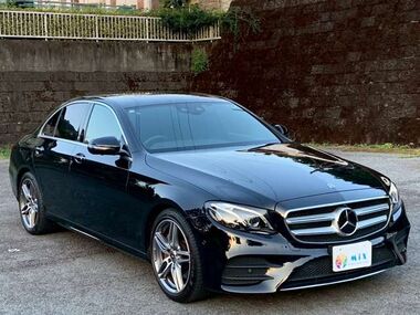 ブラックでも車が必要な理由を相談するお客様とスタッフの様子 ブラックでも車が必要な理由を相談するお客様とスタッフの様子